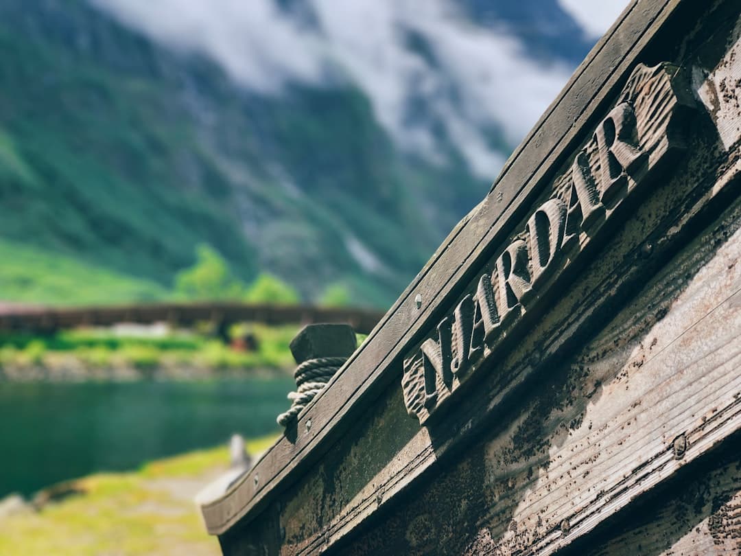 Träverkstad med hyvelbänk och verktyg